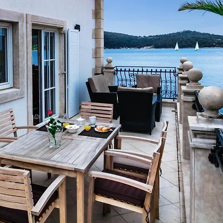 Kati Villa Vis