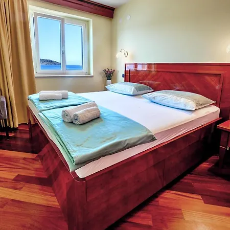 Kati Villa *