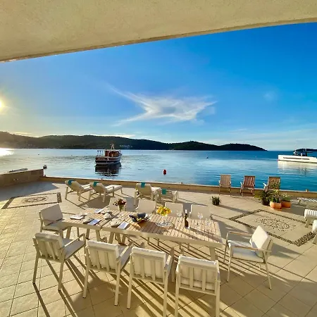 Kati Villa Vis